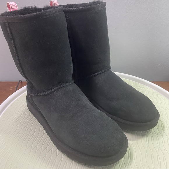 NEW UGG Women's Classic‎ Short Graphic Logo Fashion Boot Black Women Sz 7 Suede - Picture 1 of 12